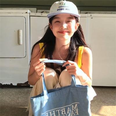 挥著翅膀的女孩